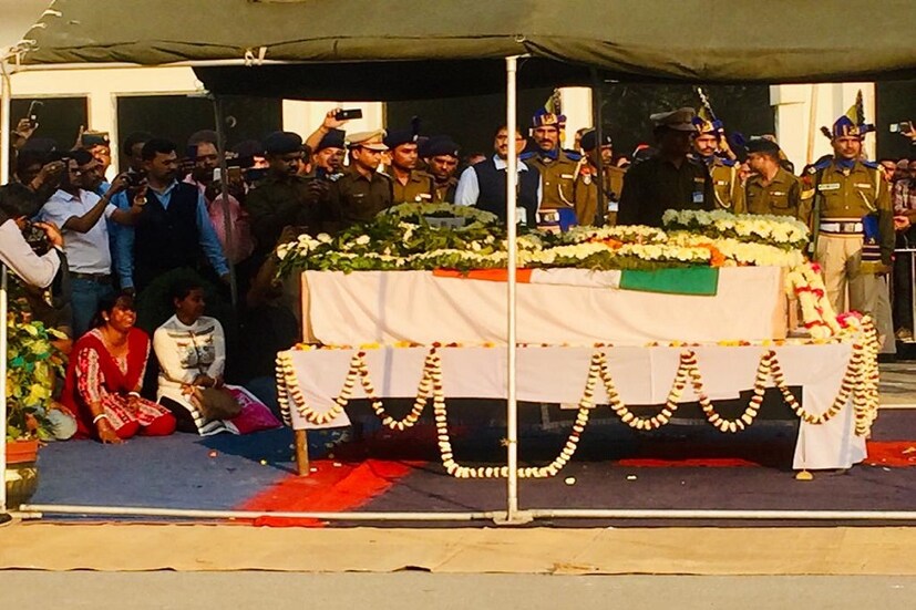 কাশ্মীরে শহিদ দুই বাঙালী বীর জওয়ান বাবলু সাঁতরা এবং সুদীপ বিশ্বাসকে শেষশ্রদ্ধা কলকাতা বিমানবন্দরে ৷