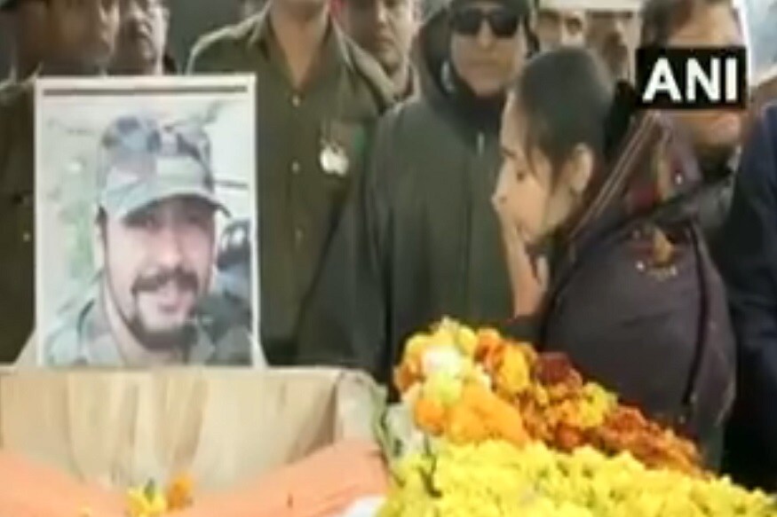 • স্বামীর কফিনের সামনে দাঁড়িয়ে তাঁকে শেষ শ্রদ্ধা জানান মেজরপত্নী নিকিতা কউল ৷ Pic: ANI Twitter • স্বামীর কফিনের সামনে দাঁড়িয়ে তাঁকে শেষ শ্রদ্ধা জানান মেজরপত্নী নিকিতা কউল ৷ Pic: ANI Twitter