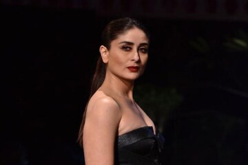 Lakme Fashion Week: কালো পোশাকে ফ্যাশন শোতে করিনার উষ্ণতা !