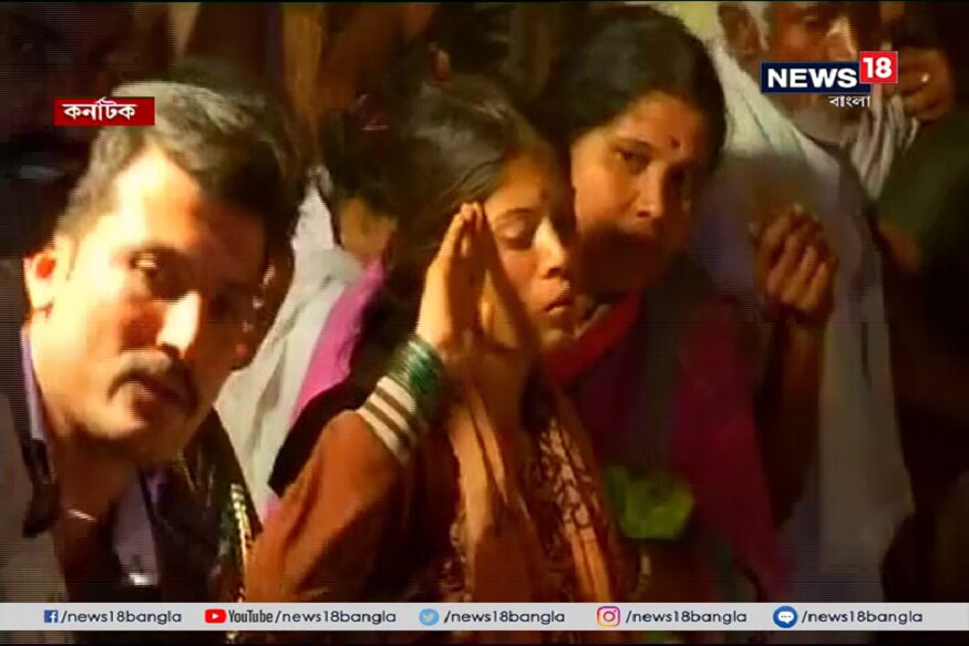 জঙ্গি হামলা প্রাণ কেড়েছে স্বামীর। দেশের জন্য জীবনের বেশিটাই দিয়ে দিয়েছেন স্বামীরা। আর নিঃশব্দে তাঁদের ছায়া সঙ্গী হয়ে থাকার চেষ্টা করেছেন তাঁদের স্ত্রীরা। জঙ্গি হামলা প্রাণ কেড়েছে স্বামীর। দেশের জন্য জীবনের বেশিটাই দিয়ে দিয়েছেন স্বামীরা। আর নিঃশব্দে তাঁদের ছায়া সঙ্গী হয়ে থাকার চেষ্টা করেছেন তাঁদের স্ত্রীরা।