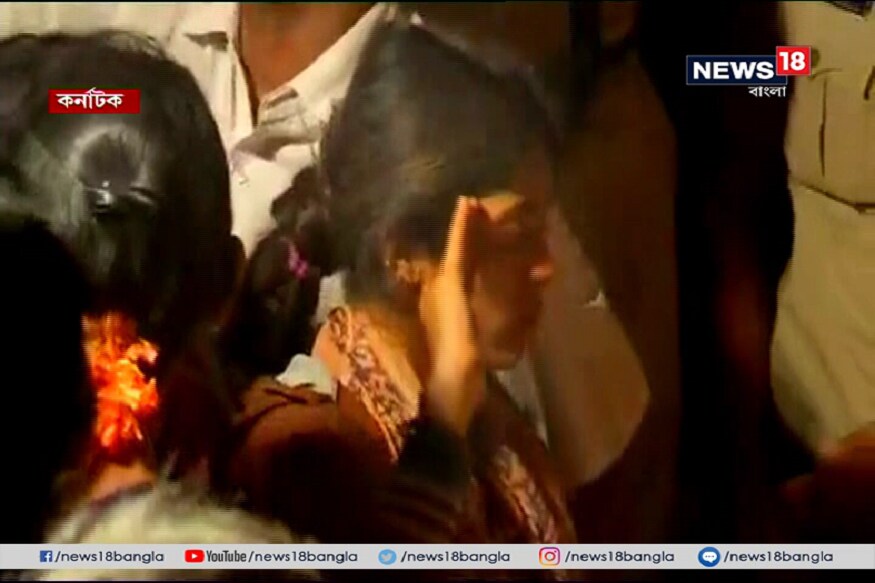 কাশ্মীরে পোস্টিং হওয়ার পর থেকে ভয়কেই সঙ্গী করে এগিয়ে চলেছেন মান্ডিয়ার এই গ্রামের অতি সাধারণ এই মেয়ে। কাশ্মীরে পোস্টিং হওয়ার পর থেকে ভয়কেই সঙ্গী করে এগিয়ে চলেছেন মান্ডিয়ার এই গ্রামের অতি সাধারণ এই মেয়ে।