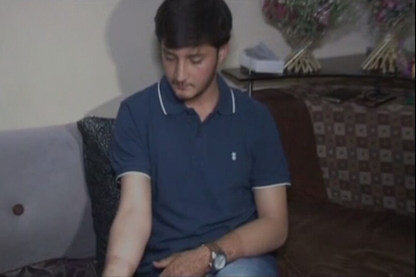 ২০১৯-এর লোকসভা নির্বাচনে নরেন্দ্র মোদিকে দেখতে চান অনুভব৷ অনেক মোদি ভক্তই চান৷ এতে আর নতুন কি? কিন্তু অনুভব একেবারে বিয়ের মেহেন্দিতে লিখে ফেললেন, # ModiAgain৷  সঙ্গে পদ্মের ছবিও মেহেন্দিতে এঁকেছেন তিনি৷