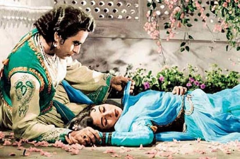 মাত্র ১৪ বছর বয়সে ‘নীল কমল’ (১৯৪৭) সিনেমায় মুখ্য চরিত্রে অভিনয় করেন তিনি। 