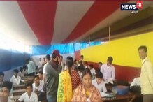 স্কুলের মাঠে ত্রিপল খাটিয়ে মাধ্যমিক! প্যান্ডেলেই পরীক্ষা দিল ছাত্ররা স্কুলের মাঠে ত্রিপল খাটিয়ে মাধ্যমিক! প্যান্ডেলেই পরীক্ষা দিল ছাত্ররা