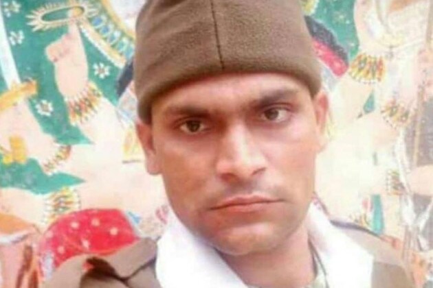 ১৪ ফেব্রুয়ারি পুলওয়ামায় আত্মঘাতী বিস্ফোরণে মৃত্যু হয় উত্তরপ্রদেশের ১২ জওয়ানের ৷ শহিদ হয়েছিলেন প্রয়াগরাজের মহেশ কুমার ৷ ১৪ ফেব্রুয়ারি পুলওয়ামায় আত্মঘাতী বিস্ফোরণে মৃত্যু হয় উত্তরপ্রদেশের ১২ জওয়ানের ৷ শহিদ হয়েছিলেন প্রয়াগরাজের মহেশ কুমার ৷