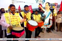 ব্রিগেডে যোগ দিতে কাটোয়া থেকে কলকাতামুখী বাম সমর্থকেরা ব্রিগেডে যোগ দিতে কাটোয়া থেকে কলকাতামুখী বাম সমর্থকেরা