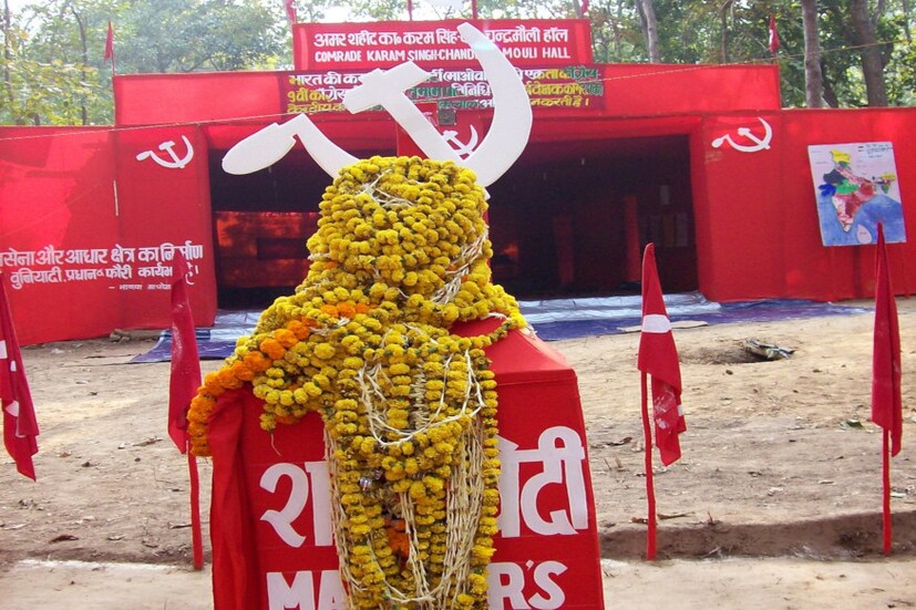 ৬ এপ্রিল সকালে দান্তেওয়াড়ার তাড়মেটলায় প্রায় ১৫০ সিআরপিএফ অভিযানে বেরিয়েছিলেন অভিযান থেকে ফেরার সময়ে সাধারণত জওয়ানেরা ক্লান্ত ও শ্রান্ত থাকেন তাঁদের ক্লান্তির ফায়দা তুলেছিল ৷ একটি ধামাকায় অন্ধকার হয়েছিল চারদিক ৷