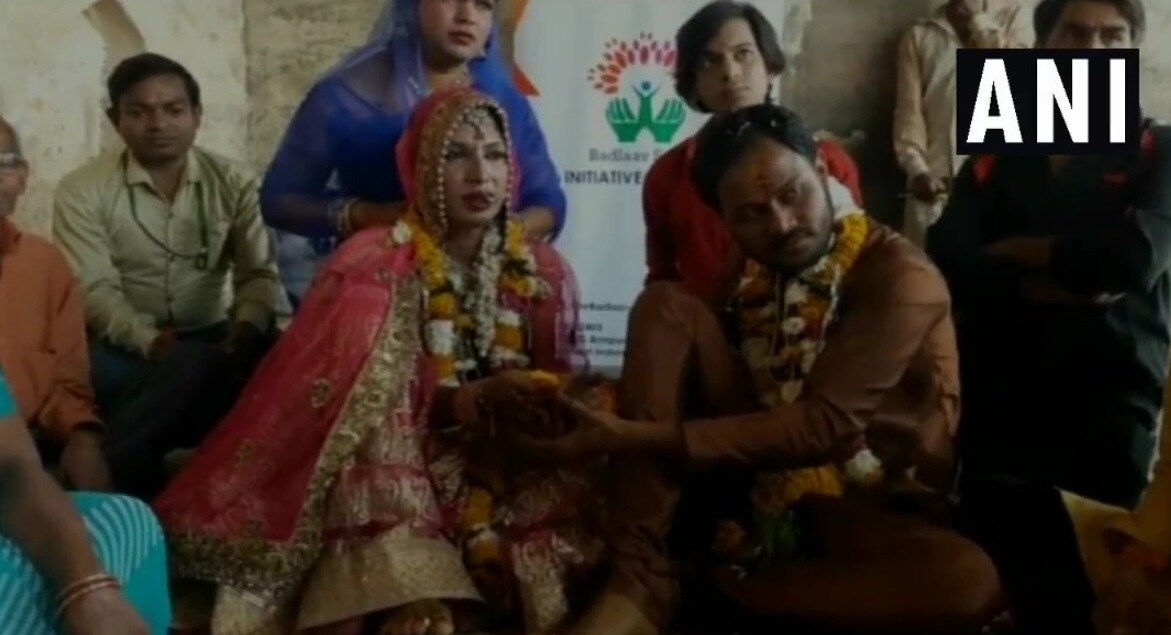 • সমাজের বস্তাপচা সেই চিন্তাফভাবনাকে একপাশে সরিয়ে রেখে ভালবাসার দিনেই এক হল তাঁদের চার হাত ৷ মালাবদল, অগ্নিসাক্ষী, সিঁদুর দান সবটাই হল ৷ সাত জন্মের জন্য রূপান্তরকামী প্রেমিকাকে স্ত্রী হিসাবে গ্রহণ করলেন ইন্দোরের বাসিন্দা জুনেইদ ৷ Pic: ANI Twitter • সমাজের বস্তাপচা সেই চিন্তাফভাবনাকে একপাশে সরিয়ে রেখে ভালবাসার দিনেই এক হল তাঁদের চার হাত ৷ মালাবদল, অগ্নিসাক্ষী, সিঁদুর দান সবটাই হল ৷ সাত জন্মের জন্য রূপান্তরকামী প্রেমিকাকে স্ত্রী হিসাবে গ্রহণ করলেন ইন্দোরের বাসিন্দা জুনেইদ ৷ Pic: ANI Twitter
