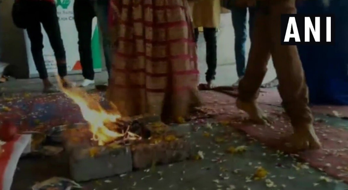 • কিন্তু জুনেইদ আর জয়া সিং পারমারের এই বিয়ে মেনে নিতে পারেননি জুনেইদের পরিবার ৷ তাই স্থানীয় একটি মন্দিরে হিন্দু মতে বিয়ে সারেন জয়া-জুনেইদ ৷ জুনেইদ বলেন, ‘‘পরিবারকে পাশে চেয়েছিলাম ৷ কিন্তু তাঁরা যদি পাশে নাও থাকে আমি জয়ার পাশে থাকব ৷ ওঁকে আমি খুব ভালবাসি ৷ ওঁকে সারাজীবন ভাল রাখার চেষ্টা করব ৷’’ Pic: ANI Twitter • কিন্তু জুনেইদ আর জয়া সিং পারমারের এই বিয়ে মেনে নিতে পারেননি জুনেইদের পরিবার ৷ তাই স্থানীয় একটি মন্দিরে হিন্দু মতে বিয়ে সারেন জয়া-জুনেইদ ৷ জুনেইদ বলেন, ‘‘পরিবারকে পাশে চেয়েছিলাম ৷ কিন্তু তাঁরা যদি পাশে নাও থাকে আমি জয়ার পাশে থাকব ৷ ওঁকে আমি খুব ভালবাসি ৷ ওঁকে সারাজীবন ভাল রাখার চেষ্টা করব ৷’’ Pic: ANI Twitter