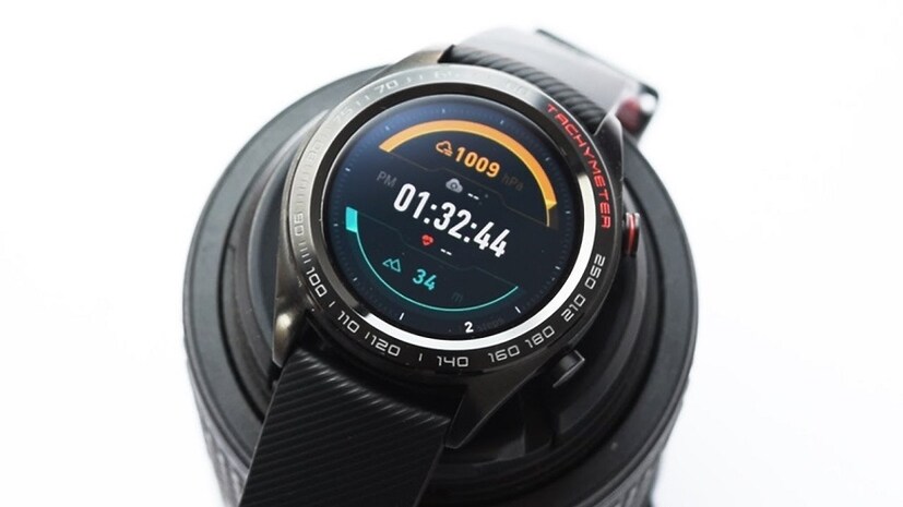 লাভা ব্ল্যাক রঙে Honor Watch Magic স্মার্ট ওয়াচের দাম 13,999 টাক আর মুনলাইট সিলভার ভেরিয়েন্টের দাম 14,999 টাকা। (Photo collected)