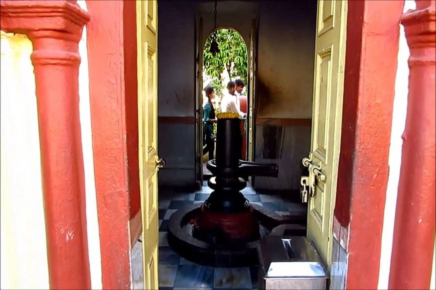 মহাশিবরাত্রির দিন বাড়িতে শিবলিঙ্গ প্রতিষ্ঠা করলে মনস্কামনা পূরণ হয় বলেই বিশ্বাস করে থাকেন অনেকে ৷ কেননা দেবাদিদেব মহাদেব সহজেই তুষ্ট হয়ে থাকেন ৷ ছবি সংগৃহীত ৷ মহাশিবরাত্রির দিন বাড়িতে শিবলিঙ্গ প্রতিষ্ঠা করলে মনস্কামনা পূরণ হয় বলেই বিশ্বাস করে থাকেন অনেকে ৷ কেননা দেবাদিদেব মহাদেব সহজেই তুষ্ট হয়ে থাকেন ৷ ছবি সংগৃহীত ৷