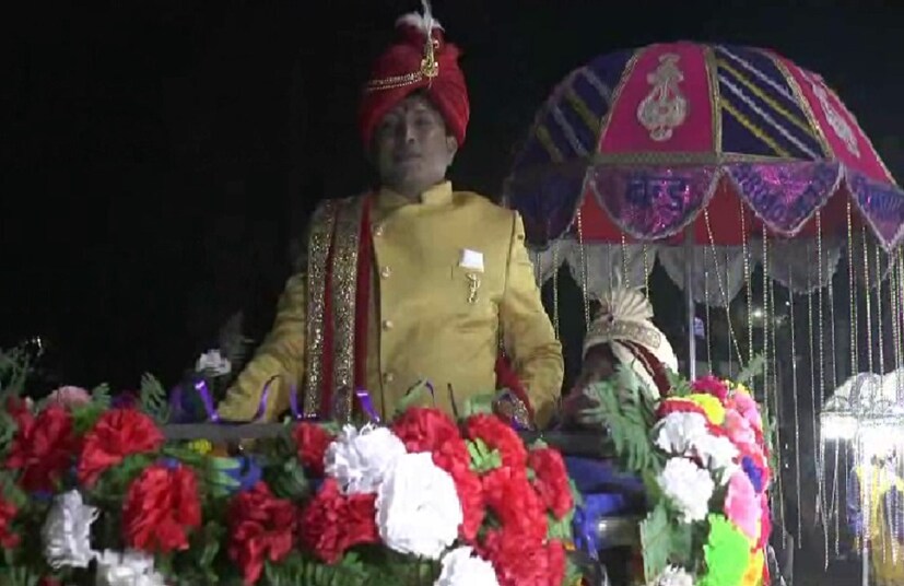 বিয়ে ৷ কথায় আছে, বিয়ে মানে নাকি সাত জন্মের বন্ধন ৷ এই বিয়েকে স্মরণীয় করে রাখতে এক একজন এক একরকমের নতুনত্ব উপায় বেছে নেয় ৷ সম্প্রতি এমনই এক অদ্ভুত বিয়ের সাক্ষী হল বিহারের দ্বারভাঙা এলাকা ৷ 