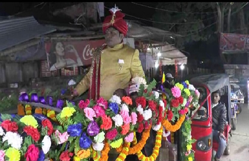 ‘স্বচ্ছ ভারত’ নিয়ে একাধিকবার প্রচার চালিয়েছেন প্রধানমন্ত্রী নরেন্দ্র মোদি ৷ এবার সেই স্বচ্ছ ভারত অভিযানকে বিয়ের থিম করলেন দ্বারভাঙার বাসিন্দা শ্রবণ ৷ পেশায় তিনি ইঞ্জিনিয়ার ৷ ছোট বেলা থেকেই বিজ্ঞান সংক্রান্ত একাধিক বিষয়ের উপর গবেষণা করতেন শ্রবণ ৷ বেশ কিছু ক্ষেত্রে পুরষ্কারও জিতেছেন তিনি ৷ 