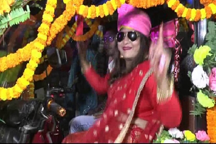 বিশ্বজুড়ে গ্লোবাল ওয়ার্মিংয়ের জেরে বাড়ছে তাপমাত্রা ৷ সাধারণ মানুষ থেকে জীবজগত এবং গাছপালা সবকিছুই ব্যাপকভাবে ক্ষতিগ্রস্থ হচ্ছে ৷ গ্লোবাল ওয়ার্মিং মূল কারণ প্লাস্টিককেও একেবারে বর্জিত রাখা হয়েছিল এই গোটা বিবাহ অনুষ্ঠানে ৷ 