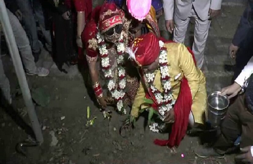 অনুষ্ঠানে প্রাপ্ত সমস্ত উপহার এবং টাকা পয়সা-সহ সমস্ত কিছুই একটি সরকারি স্কুলে দান করেন বর-বউ দু’জনেই ৷ সেই টাকা দিয়ে সরকারি স্কুলে তৈরি করা হবে একটি স্মার্ট ক্লাস ৷ প্রসঙ্গত, এই বিয়েতে ছিল না কোনও ডিজে কিংবা অর্কস্ট্রো ৷ বরপক্ষের বাড়ির ছোট ছোট মেয়েরা নাচ গানের মারফত নিজেদের রাজ্যের সংস্কৃতি তুলে ধরেছিলেন এবং পথনাটিকার মাধ্যমে বিশ্ব উষ্ণায়ন সম্পর্কে সকলকে সচেতনও করে তুলেছিলেন ৷ 