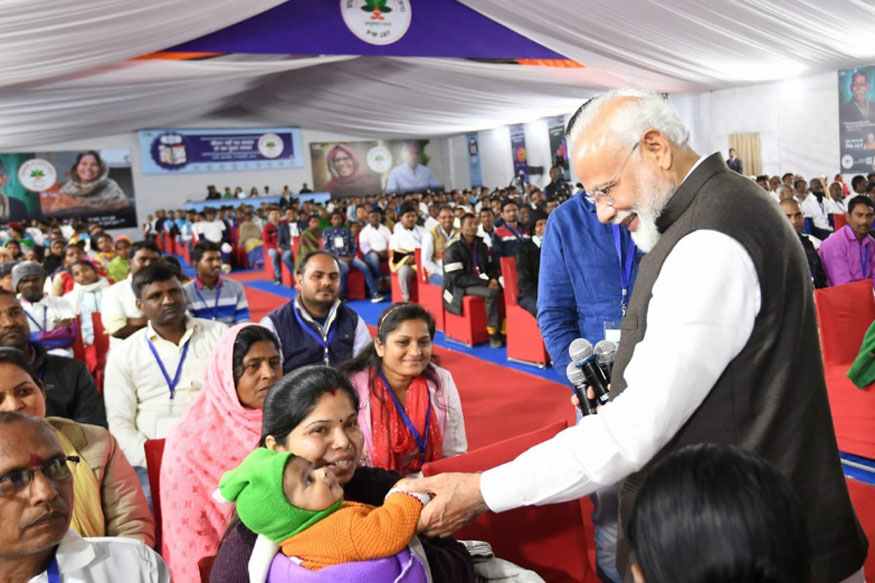 রাঁচি বিমানবন্দরে প্রধানমন্ত্রী নরেন্দ্র মোদি কেন্দ্রের যোজনা আয়ুষ্মান ভারত প্রকল্পের ৬০০ ভুক্তভোগীর কাছ থেকে জানতে চাওয়া হয়েছে ৷ মায়ের কোলে একটি ফুটফুটে শিশুকে দেখেই তার সঙ্গে খেলতে শুরু করেছেন প্রধানমন্ত্রী ৷ সংগৃহীত ছবি ৷ রাঁচি বিমানবন্দরে প্রধানমন্ত্রী নরেন্দ্র মোদি কেন্দ্রের যোজনা আয়ুষ্মান ভারত প্রকল্পের ৬০০ ভুক্তভোগীর কাছ থেকে জানতে চাওয়া হয়েছে ৷ মায়ের কোলে একটি ফুটফুটে শিশুকে দেখেই তার সঙ্গে খেলতে শুরু করেছেন প্রধানমন্ত্রী ৷ সংগৃহীত ছবি ৷