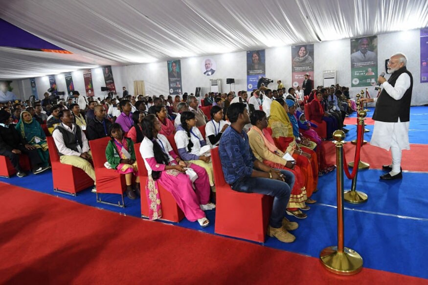 এই ঘটনার পাশাপাশি প্রধানমন্ত্রী প্রায় ২৫ জনের কাছে গিয়ে নিয়েছেন কুশল মঙ্গল খবরও ৷ সংগৃহীত ছবি ৷ এই ঘটনার পাশাপাশি প্রধানমন্ত্রী প্রায় ২৫ জনের কাছে গিয়ে নিয়েছেন কুশল মঙ্গল খবরও ৷ সংগৃহীত ছবি ৷