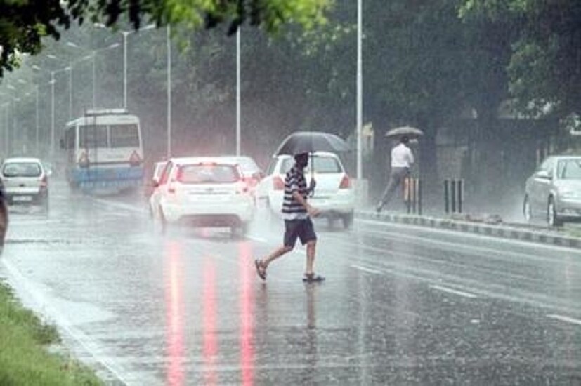 আজ, সোমবার কলকাতার সর্বনিম্ন তাপমাত্রা ১৬.৮ ডিগ্রি। স্বাভাবিকের থেকে ৩ ডিগ্রি কম।  Photo Source: Collected