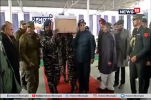 শহিদদের শবদেহ কাঁধে নিয়ে শেষ শ্রদ্ধা রাজনাথের শহিদদের শবদেহ কাঁধে নিয়ে শেষ শ্রদ্ধা রাজনাথের