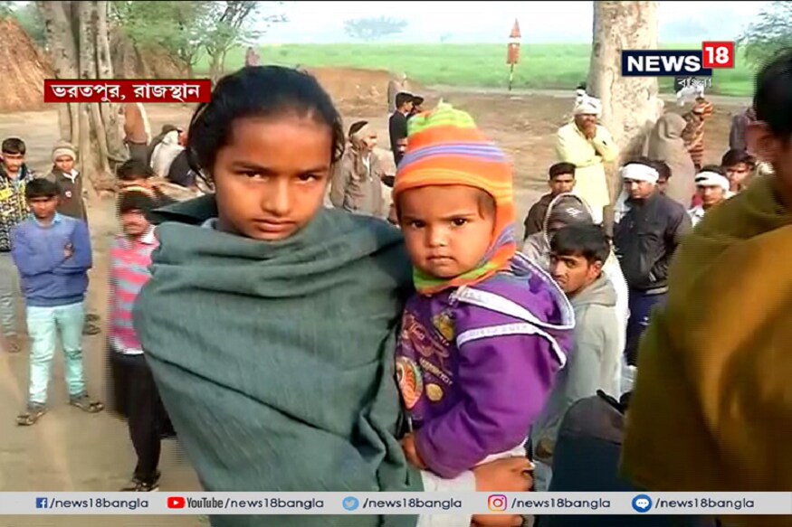দু’মাস আগে দ্বিতীয় সন্তানের জন্ম। তার মুখের দিকে তাকিয়ে জীবনের নানা ছবি এঁকেছেন জিত রাম ও তাঁর স্ত্রী। দু’মাস আগে দ্বিতীয় সন্তানের জন্ম। তার মুখের দিকে তাকিয়ে জীবনের নানা ছবি এঁকেছেন জিত রাম ও তাঁর স্ত্রী।