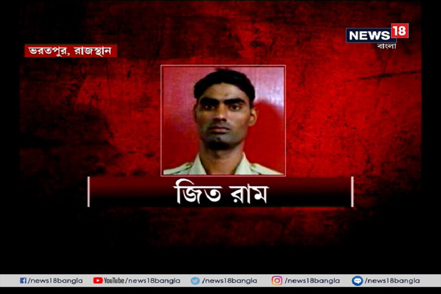 প্রথম সন্তানের বয়স দু’বছর। আজ স্বামীর কফিনের সামনে যাওয়ারও সাহস পাচ্ছেন না। হঠাৎই লন্ডভন্ড হয়ে যাওয়া জীবনের মুখোমুখি। দুই সন্তানকে নিয়ে কোথায় যাবেন, কী করবেন-উত্তর নেই। প্রথম সন্তানের বয়স দু’বছর। আজ স্বামীর কফিনের সামনে যাওয়ারও সাহস পাচ্ছেন না। হঠাৎই লন্ডভন্ড হয়ে যাওয়া জীবনের মুখোমুখি। দুই সন্তানকে নিয়ে কোথায় যাবেন, কী করবেন-উত্তর নেই।