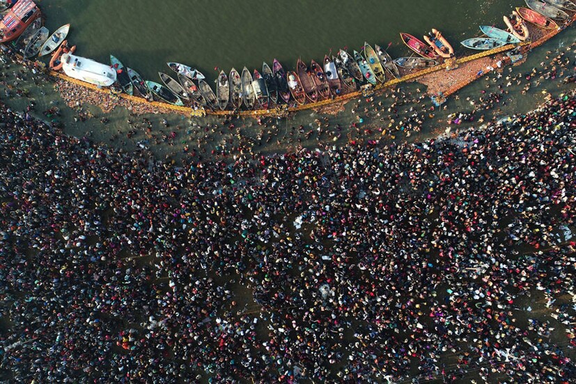 এলাহাবাদের কুম্ভমেলায় শাহিস্নানে অংশগ্রহণ করছেন প্রায় ১.৩ কোটি ভক্তজন। (Image: PTI)