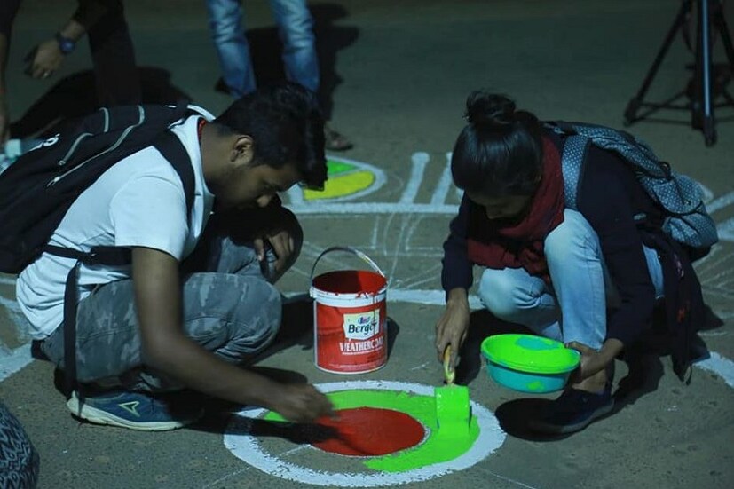 একুশ ফেব্রুয়ারিকে আন্তর্জাতিকভাবে স্বীকৃতির প্রথম দাবি করা হয় ১৯৯৭ সালে ৷ ভাষা শহীদ আব্দুল জব্বরের জন্মস্থান ময়মনসিংহ জেলার গফুরগাঁও উপজেলা থেকে ওঠে এই দাবি ৷ সে বছর স্থানীয় সাংস্কৃতিক সংগঠন ‘গফুরগাঁও থিয়েটার’ ঐ দাবির পক্ষে শোভাযাত্রা বের করে ৷ এলাকার বিভিন্ন দেওয়াল, বাস ও ট্রেনে পোস্টার লাগানো হয় ৷ Photo Courtesy: Facebook 