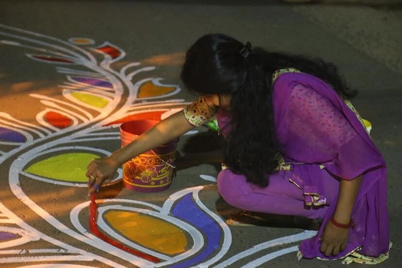 সারারাত ধরেই চলল এই কর্মকাণ্ড ৷ মাতৃভাষা দিবসের জন্য বিশেষ অনুষ্ঠান রয়েছে বিশ্বভারতীতে ৷ Photo Courtesy: Facebook 