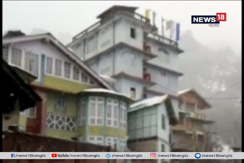 তুষারপাতে মজেছেন পর্যটকেরা ৷ বরফ নিয়ে পরিবার কিংবা বন্ধু বান্ধদের নিয়ে হুল্লোড়ে মেতেছেন সকলে ৷ 