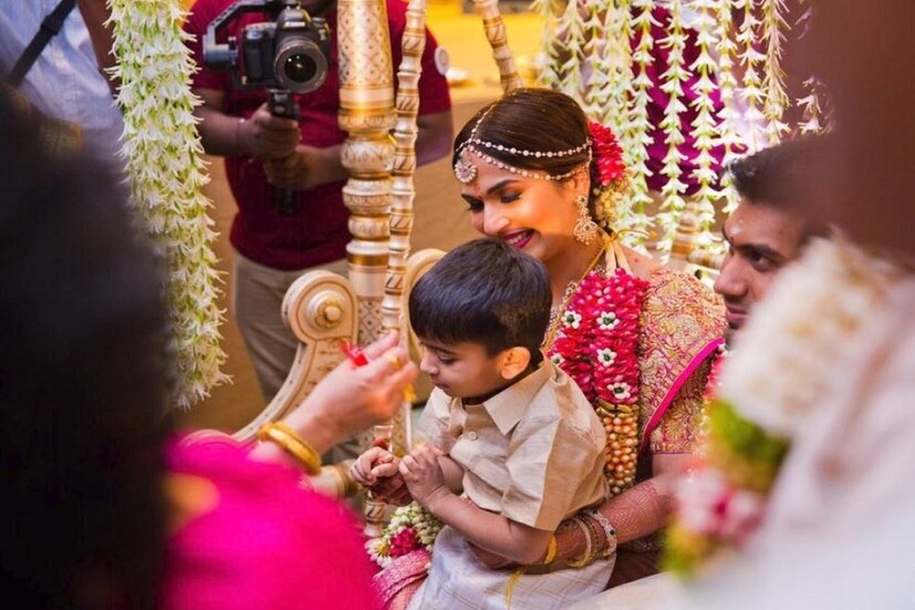 শিল্পপতি বিশাগন ভানাঙ্গামুদির সঙ্গে গাটছড়া বাঁধলেন রাজনীকান্ত কন্যা সৌন্ড্রিয়া ৷ আর বিয়েতে নিজের আগের পক্ষের ছেলেকে কোলে নিয়ে বসেছিলেন রজনী-কন্যা ৷ ছবিটি প্রকাশ্যে আসতেই সকলে চর্চা শুরু করেছেন ৷ তবে ইতিবাচক মন্তব্যই উঠে আসছে কমেন্টে ৷ Photo Courtesy: Twitter 