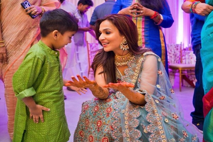 ছেলে বেধের সঙ্গে নিজের বিয়ের আনন্দ ভাগ করে নিচ্ছেন সৌন্ড্রিয়া ৷ Photo Courtesy: Twitter