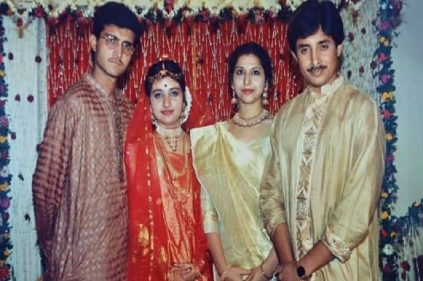 দাদা স্নেহাশিস গঙ্গোপাধ্যায়ের সঙ্গে বিয়ের দিনে সৌরভ ও ডোনা ৷ তাদের প্রেম যেমন গোপনে, তেমনই তাদের বিয়ের সিদ্ধান্তও ছিল বেশ গোপন ৷ Photo Collected 