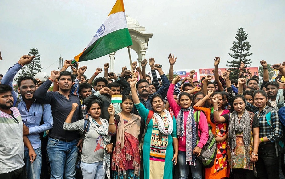 পটনায় তরুণ তুর্কিদের হাতে ভারতের পতাকা, কন্ঠে 'জয় হিন্দ' স্লোগান... বায়ুসেনাদের কৃতিত্বে গর্বিত আপামর দেশবাসী।Photo Source: News18Network পটনায় তরুণ তুর্কিদের হাতে ভারতের পতাকা, কন্ঠে 'জয় হিন্দ' স্লোগান... বায়ুসেনাদের কৃতিত্বে গর্বিত আপামর দেশবাসী।Photo Source: News18Network