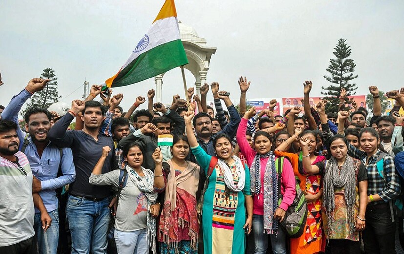 পটনায় তরুণ তুর্কিদের হাতে ভারতের পতাকা, কন্ঠে 'জয় হিন্দ' স্লোগান... বায়ুসেনাদের কৃতিত্বে গর্বিত আপামর দেশবাসী।  Photo Source: News18Network