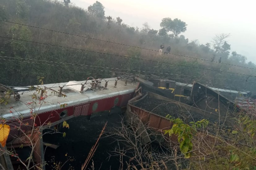এই ঘটনার প্রেক্ষিতে একটি মালগাড়ির ১৫টি কামরা বেলাইন হয়ে ব্যাহত হয়েছে পরিষেবা ৷