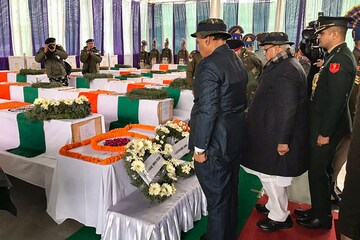 কফিনে শায়িত বীর শহিদদের শেষ শ্রদ্ধা স্বরাষ্ট্রমন্ত্রী রাজনাথ সিংয়ের কফিনে শায়িত বীর শহিদদের শেষ শ্রদ্ধা স্বরাষ্ট্রমন্ত্রী রাজনাথ সিংয়ের