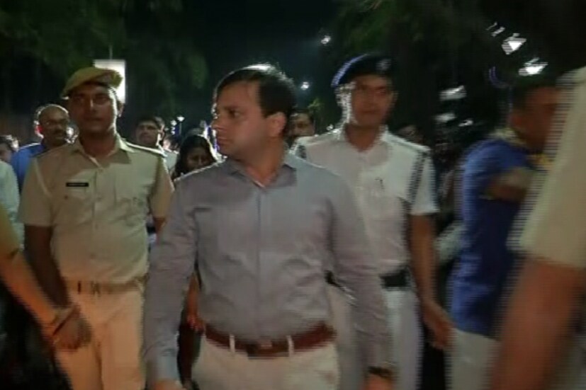 তাই, জরুরি ভিত্তিতে ওই মামলার শুনানির খারিজ করে দিয়েছে শীর্ষ আদালত। উল্টে বেঞ্চ প্রশ্ন করে,  শুনানির জন্য এত তাড়াহুড়ো কেন ? মঙ্গলবার ওই মামলার শুনানি হবে।সিবিআইয়ের বিরুদ্ধে পাল্টা কৌশল নিয়েছেন রাজীব কুমারও। আরও চার অফিসারের মতো কেন্দ্রীয় গোয়েন্দা সংস্থার পদক্ষেপে স্থগিতাদেশ চেয়ে হাইকোর্টে আর্জি জানিয়েছেন পুলিশ কমিশনার। মঙ্গলবার ওই মামলারও শুনানি। ফলে, দুটি মামলার দিকেই নজর থাকবে দেশের।