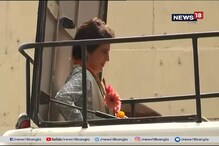 বিমানবন্দর থেকে বেরিয়ে বিশেষ বাসের ছাদে রাহুল-প্রিয়ঙ্কা, সঙ্গে জ্যোতিরাদিত্য সিন্ধিয়া এবং রাজ বব্বর বিমানবন্দর থেকে বেরিয়ে বিশেষ বাসের ছাদে রাহুল-প্রিয়ঙ্কা, সঙ্গে জ্যোতিরাদিত্য সিন্ধিয়া এবং রাজ বব্বর