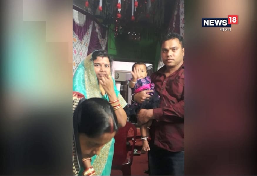 পুলওয়ামার অবন্তীপুরার কাছাকাছি সিআরপিএফের কনভয় পৌঁছতেই হয় হামলা। রাস্তার ডানদিকে একটি এসইউভি গাড়ি আগে থেকেই দাঁড়িয়েছিল। পুলওয়ামার অবন্তীপুরার কাছাকাছি সিআরপিএফের কনভয় পৌঁছতেই হয় হামলা। রাস্তার ডানদিকে একটি এসইউভি গাড়ি আগে থেকেই দাঁড়িয়েছিল।