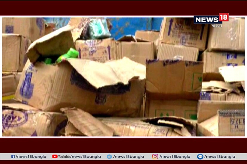 নামী ব্র্যান্ডের মোড়ক। লোগোও হুবহু নামী ব্র্যান্ডের মত। ভিতরে অবশ্য ভেজাল পণ্য। নদিয়ার রানাঘাটের বড়বাজারে বাড়ি ভাড়া নিয়ে রমরমিয়ে চলছিল ভেজাল তেল ও প্রসাধনী সামগ্রীর কারবার । 