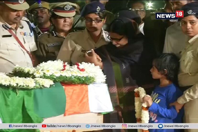 চোখের জলে শাখা খুলে রেখেছেন বাবলুর স্ত্রীর ৷ তবে শাখা পলা খোলা নয় এ যেন পদক কেড়ে নেওয়ার মত যন্ত্রণা ৷