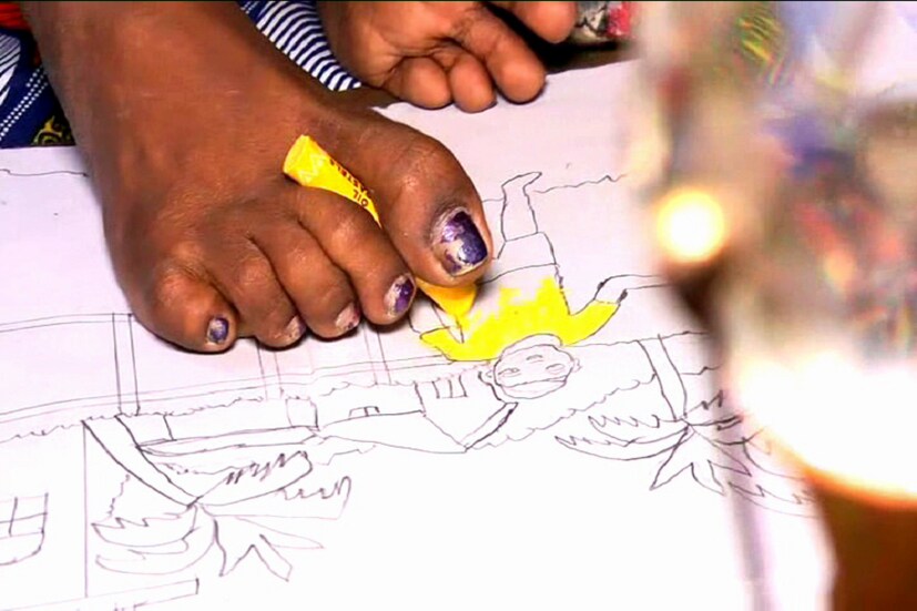মাধ্যমিকে রাইটার নিচ্ছে না জুহি। মধ্যশিক্ষা পর্ষদ থেকে তাকে পরীক্ষায় উত্তর লেখার জন্য অতিরিক্ত সময় বরাদ্দ করা হয়েছে।  মেয়ের এই লড়াই সাহস যোগাচ্ছে মা-কেও। 