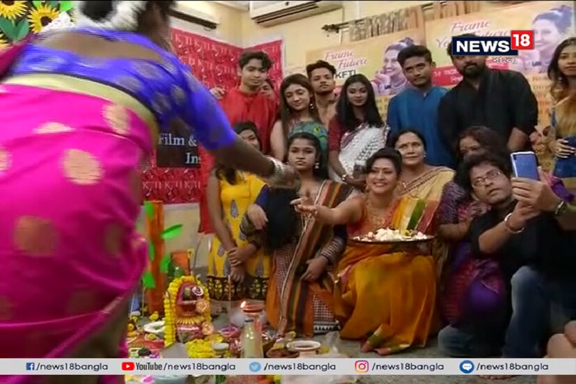 সবার সঙ্গে হাসিমুখে ইন্দ্রাণী হালদার ৷