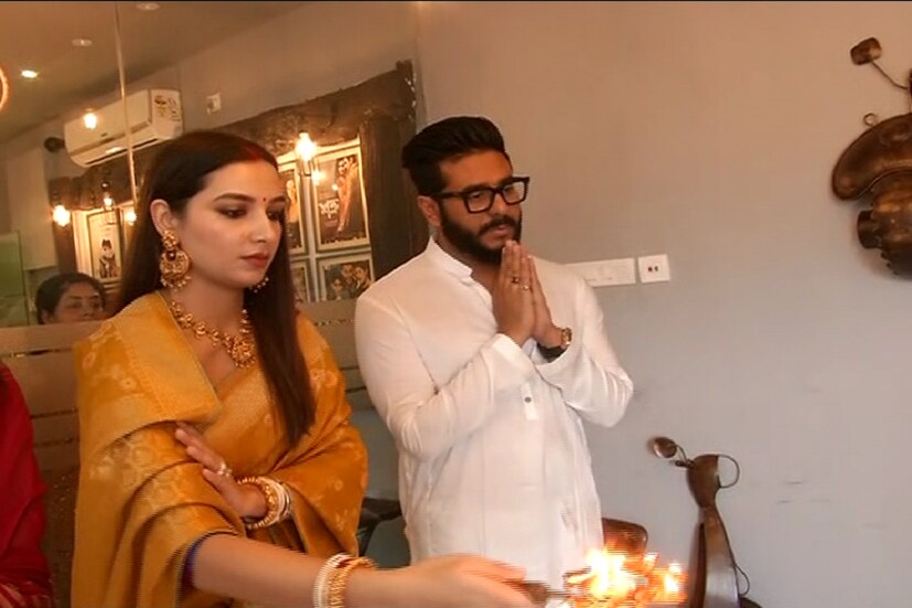 সরস্বতী পুজোয় সকাল থেকেই ব্যস্ত শুভশ্রী ৷