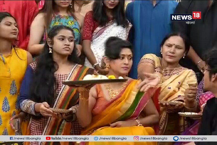 সবার মাঝে মধ্যমণি হয়ে বসে আছেন ইন্দ্রাণী হালদার ৷