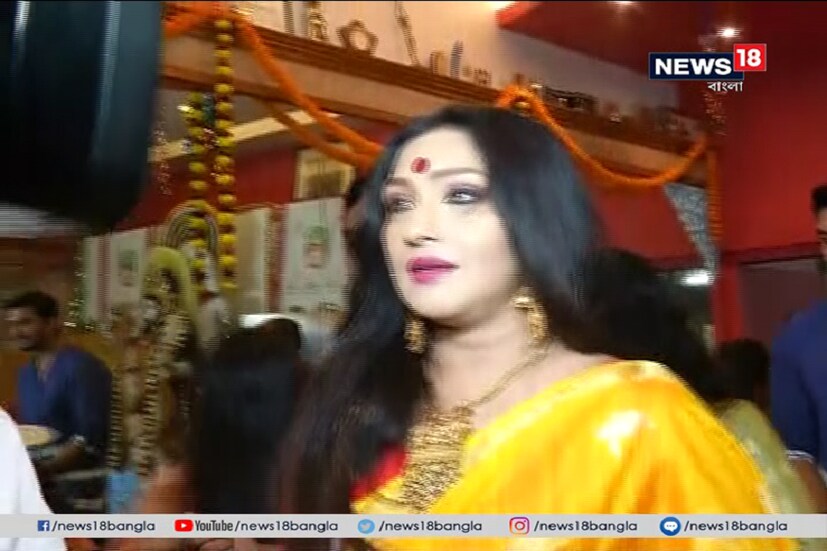 বসন্ত পঞ্চমীতে বাসন্তি শাড়িতে ঋতুপর্ণা সেনগুপ্ত ৷