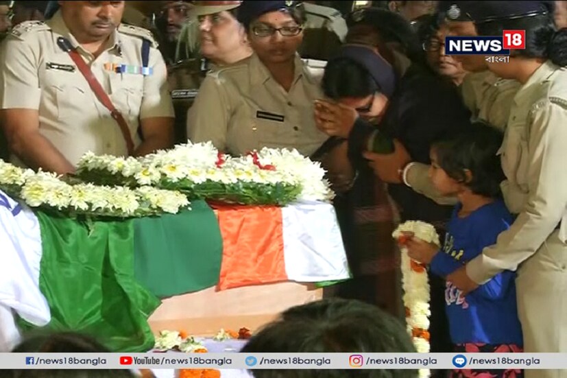 স্বামী খুব ঘুরতে ভালবাসতেন তাঁরা ঘুরতেও যেতেন সময় পেলেই ৷ তবে এবারে বাবলু একা একা চলে গিয়েছেন কাউকে না নিয়েই ৷ ফিরে আসবেন না আর কোনও দিনই ৷