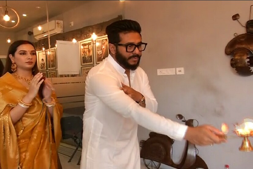 সস্ত্রীক মায়ের আরতিতে ব্যস্ত রাজ চক্রবর্তী ৷