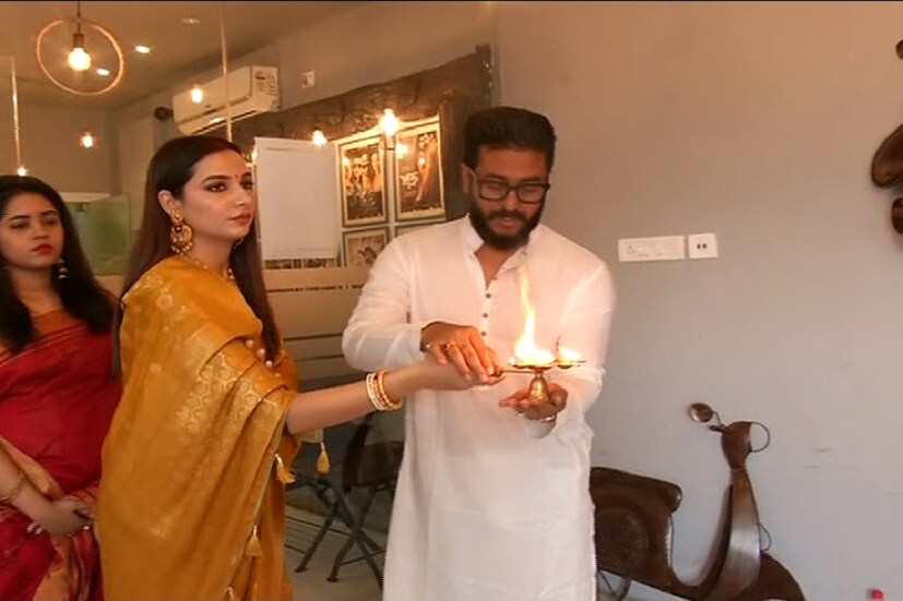 সকাল সকাল পুজো সেরে  নিয়েছেন টলিউডের এই সেলিব্রটি দম্পতি ৷