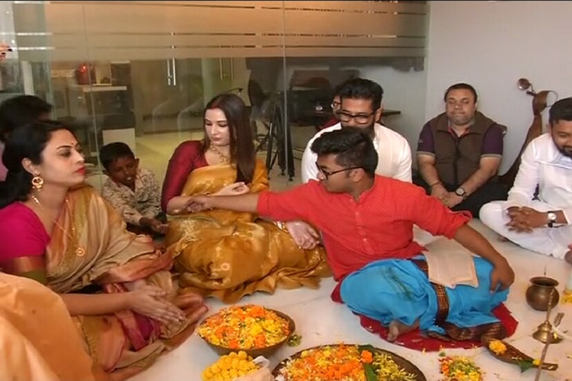 বাড়িতে সবার মাঝে রাজ-শুভশ্রী ৷